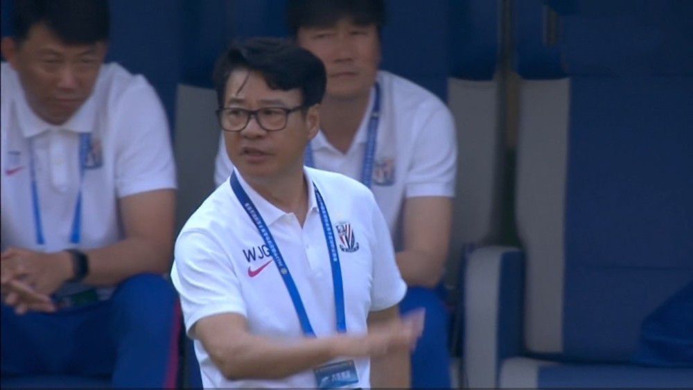 于是，他义正言辞的对安崇丘说道：崇丘啊，大家都是亲戚，你说这些就见外了，我不是不想帮你，更不是想借这个跟你谈什么条件，你求我的这件事，还真不在我能力范围之内，我所能做到的，就是帮你留意打听一下，其他的，确实是力有不逮了。
